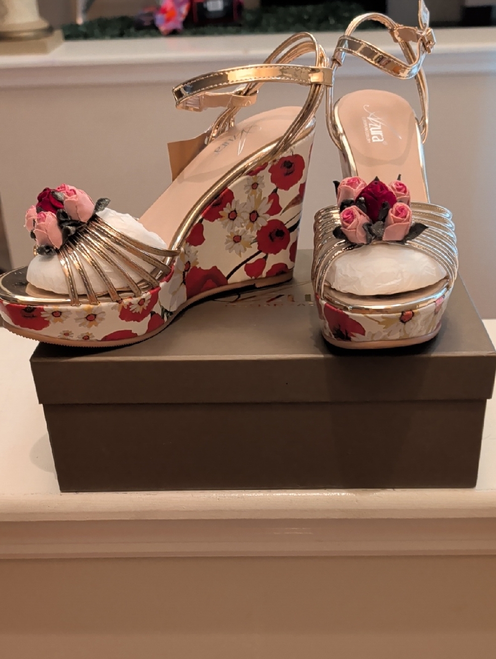 Azura Floral Rose Bloom Gold Open Toe Strappy Wedges Size 9 NWT